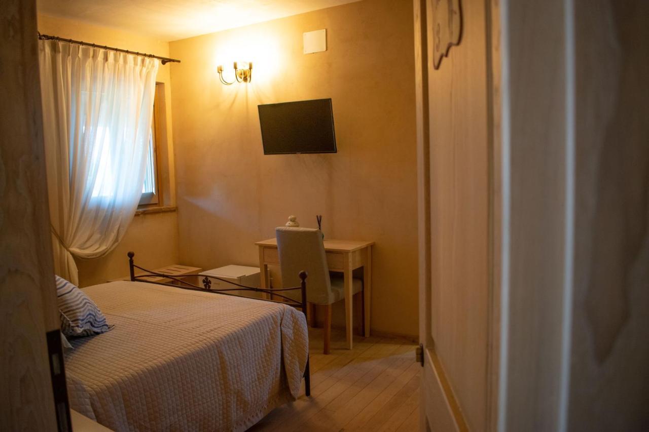 Camera Iris - B&B Antico Casale Monte San Biagio Exterior foto