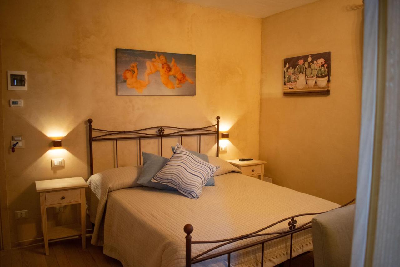 Camera Iris - B&B Antico Casale Monte San Biagio Exterior foto